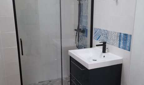 Meuble vasque et paroi de douche à la Cotinière