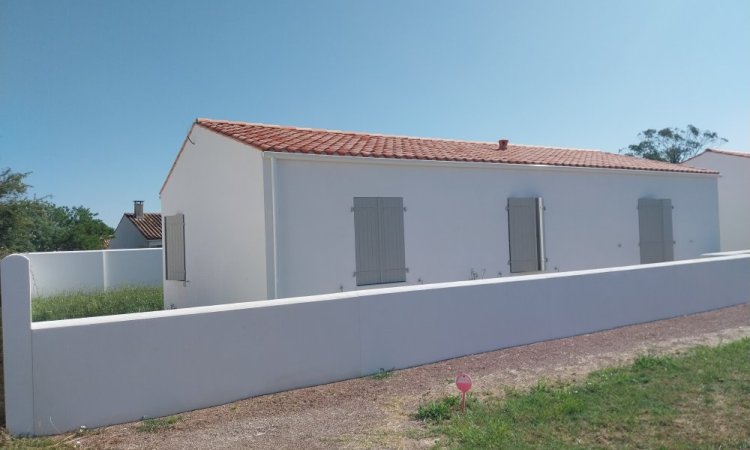 Construction d'une maison avec murs de clôtures sur Saint Pierre d'Oléron