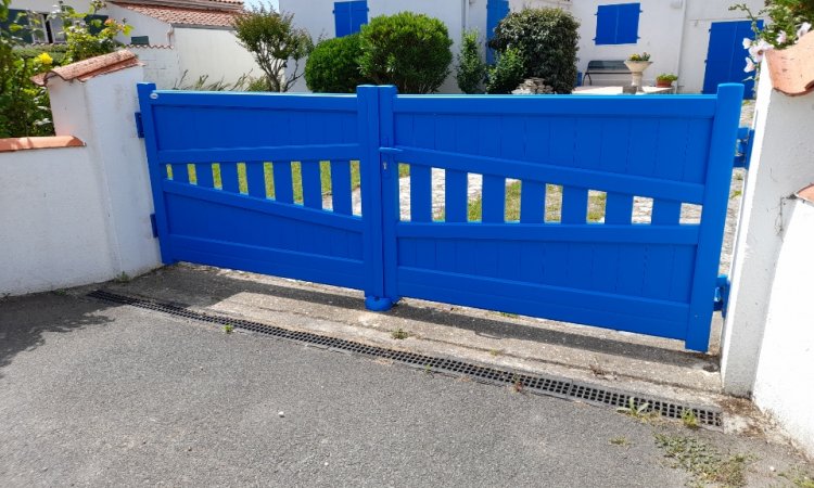 Pose de portail en aluminium bleu sur Dolus d'Oléron