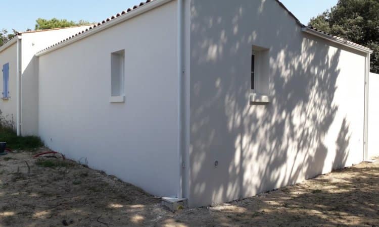 Travaux d’extension d’une maison à l’Île d’Oléron, illustrant l’ajout harmonieux d’un nouvel espace de vie adapté aux besoins des habitants.