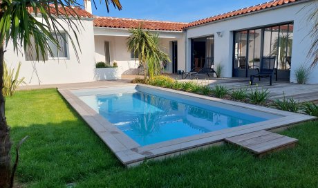 Remise des clés à un client après la construction d’une maison neuve sur l’Île d’Oléron, illustrant la fin de chantier réussie.